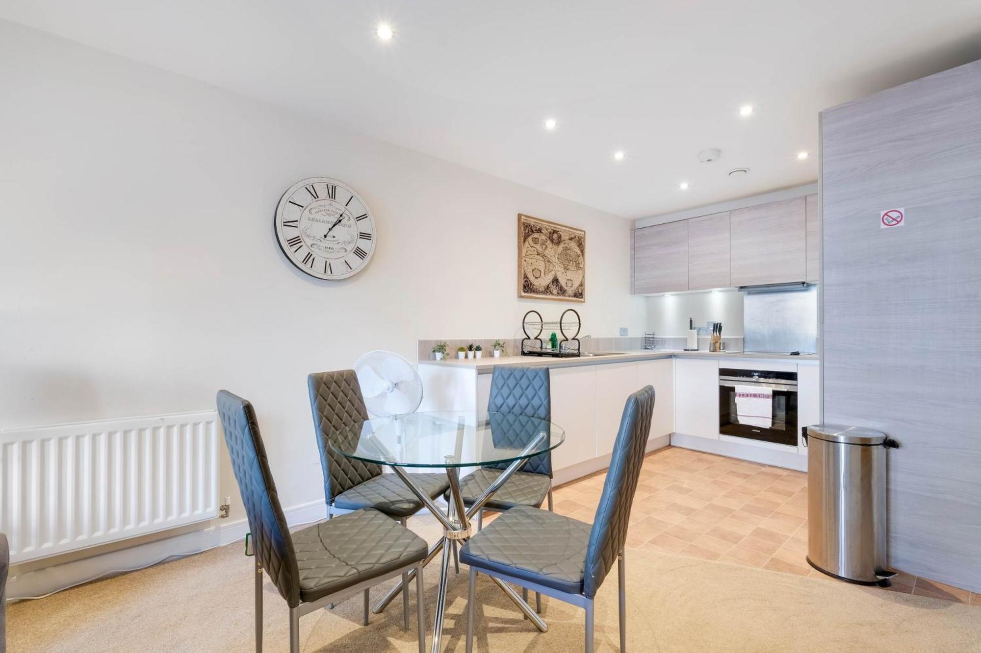 Alder House Serviced Apartment Maidenhead By 360Stays Eksteriør billede